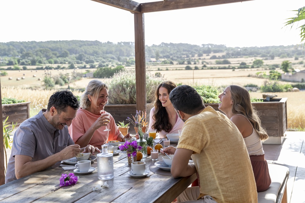 Freunde genießen ein Essen im Freien