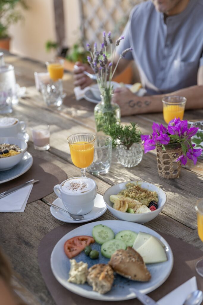 Gesundes Frühstück mit frischen Zutaten