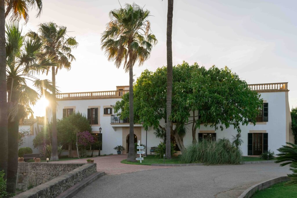 Schönes Haus mit Palmen und Garten