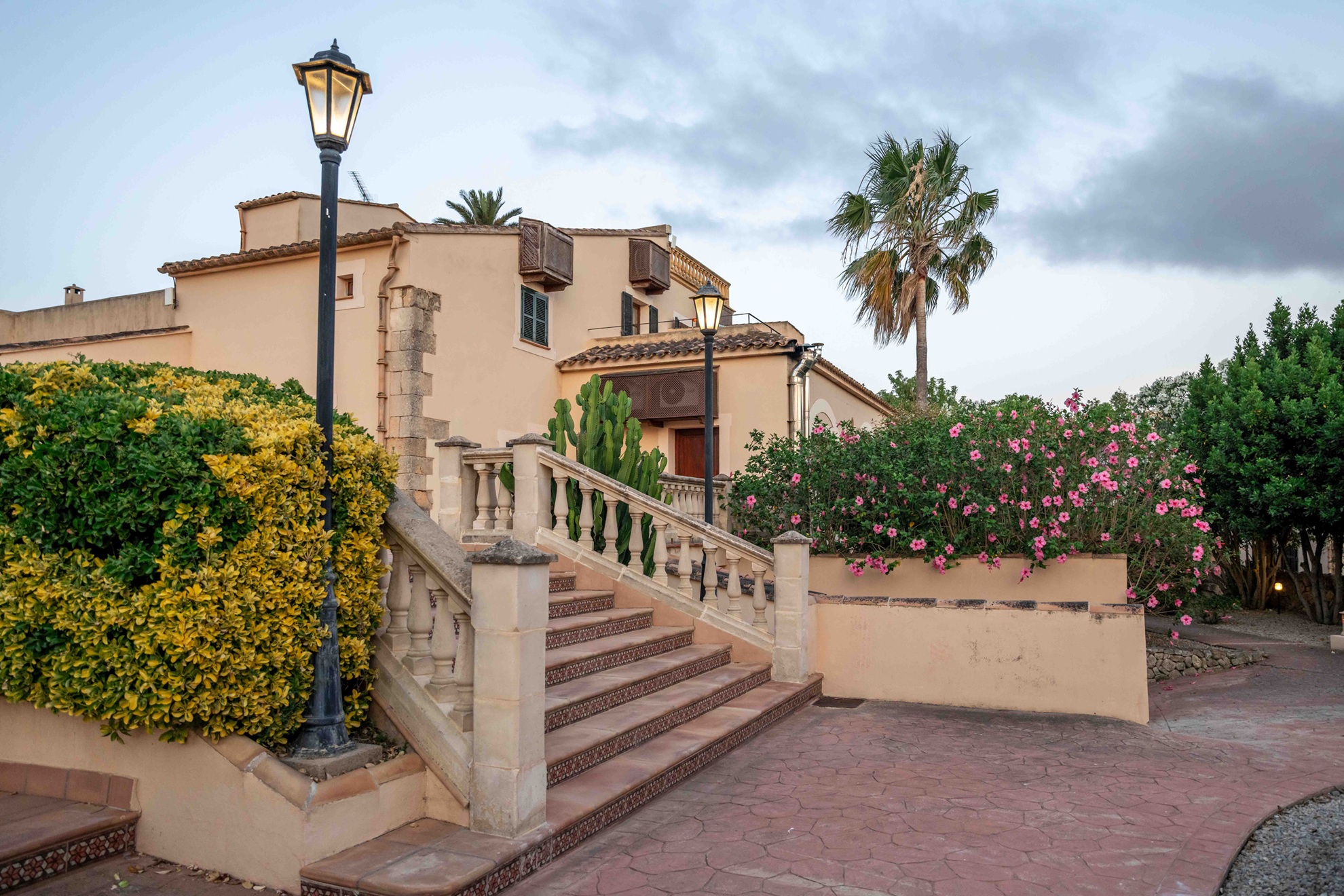Schöne Villa mit Pflanzen und Treppe