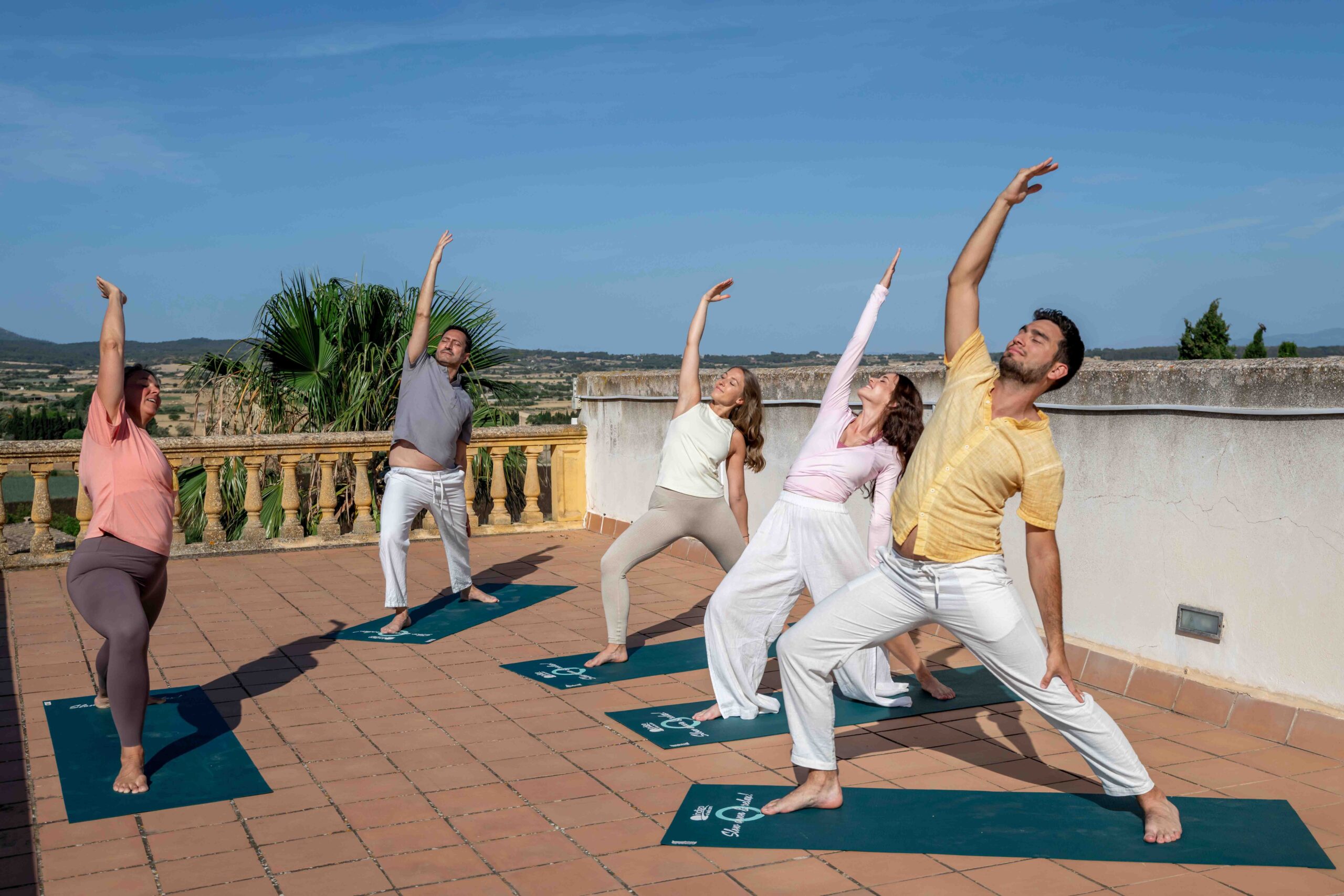 Yoga-Gruppe auf einem Balkon