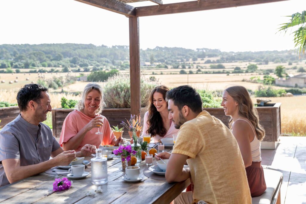 Freunde genießen Essen auf Terrasse.